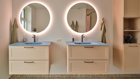 BADEVÆRELSE INDRETTET TIL TO TEENAGERE